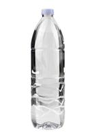 garrafa de água de plástico em um fundo branco.