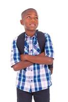 menino de escola americano africano olhando para cima - negros