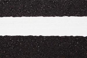 textura escura de asfalto com linha branca foto