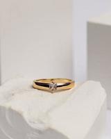 anel de casamento em pedra branca. o anel de joias está pronto para ser exibido e vendido. o anel de casamento é um sinal do amor do casal. pérolas e diamantes completam a beleza do anel. desfoque de foco. foto