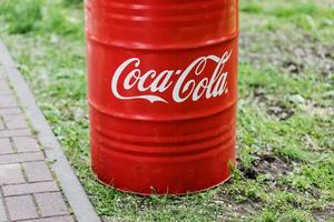 minsk, bielorrússia, junho de 2022 - barril vermelho com o logotipo da coca cola foto