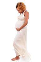 jovem e bela mulher africana grávida