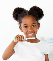 retrato de uma menina afro-americana, escovando os dentes