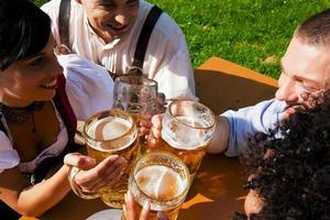 grupo de quatro amigos no jardim da cerveja