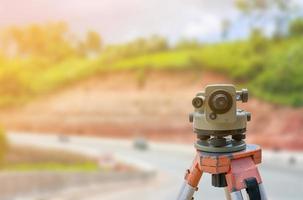 canteiro de obras de estradas, instrumento teodolito para construção de estradas foto