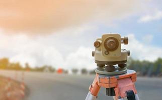 canteiro de obras de estradas, instrumento teodolito para construção de estradas foto