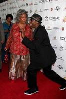 los angeles, 3 de novembro - della reese, arsenio hall chega à calçada da fama de hollywood celebração do 50º aniversário em hollywood e highland em 3 de novembro de 2010 em los angeles, ca foto