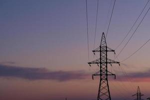 feche a estação de linhas elétricas de alta tensão. torre de silhueta de pilão de transmissão elétrica de alta tensão. foto