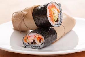 burrito de sushi - novo conceito de comida da moda foto