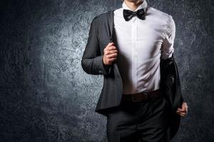 homem elegante de terno com gravata borboleta foto