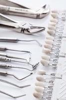 ferramentas dentárias e amostras de dentes foto