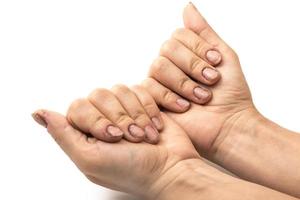 mãos femininas com unhas sujas foto