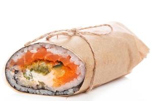 burrito de sushi - novo conceito de comida da moda foto