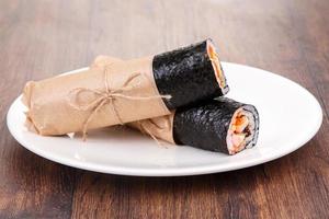 burrito de sushi - novo conceito de comida da moda foto