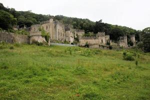 abergele em gales no reino unido em maio de 2015. uma vista do castelo gwrych foto