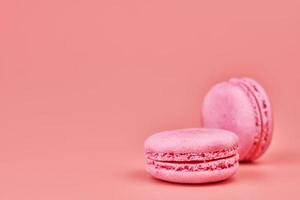 macarons em fundo rosa foto