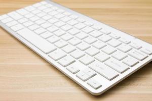 teclado branco em cima da mesa