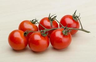 ramo de tomate cereja foto