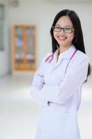 jovem médico asiático foto