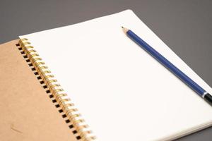 caderno com um lápis. caderno em branco espiral aberto com lápis foto