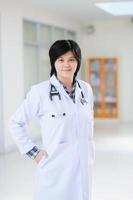 jovem médico asiático foto