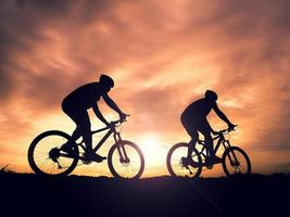 homem andando de aventura de bicicleta de montanha e ideias de viagem foto