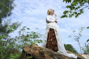 foco seletivo de mulheres que estão usando vestido de noiva típico de java, indonésia foto