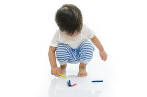 bebê asiático está escrevendo