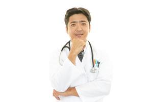 médico asiático sorridente