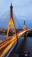 ponte rama 9 na tailândia. o marco. o símbolo é o símbolo do rei da tailândia. vista de pássaro foto