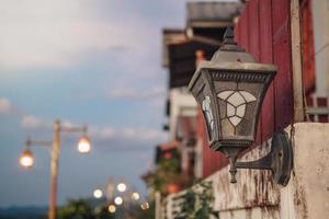 lâmpada velha vintage ao entardecer, lâmpada do sol, céu azul foto