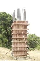 construção e fundição de estacas de concreto para suportar o peso de uma ponte de via expressa na tailândia rural em um fundo branco separado. foto