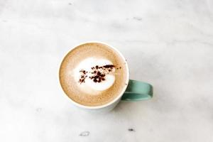 café mocha em uma mesa de mármore. foto