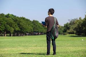 estudante asiática no parque