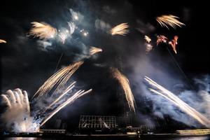 fogos de artifício no rio no céu escuro foto