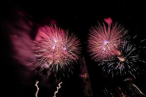 fogos de artifício no rio no céu escuro foto