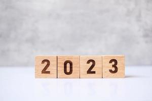Bloco de 2023 anos na mesa. objetivo, resolução, estratégia, plano, início, orçamento, missão, ação, motivação e conceitos de férias de ano novo foto