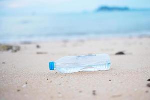 lixo de garrafa de plástico na praia. ecologia, meio ambiente, poluição e conceito de problema ecológico foto