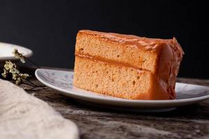 bolo de chá tailandês triângulo em fundo de madeira foto