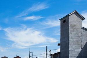 as casas das andorinhas são usadas para cultivar e colher ninhos de pássaros comestíveis. foto