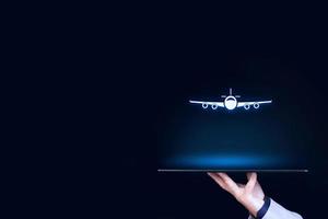 reserva de passagens aéreas no aplicativo ou conceitos de seguro de viagem on-line. pessoa com tablet digital e símbolo de um avião. copie o espaço. foto
