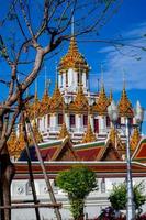 wat ratchanaddaram worawihan é um templo antigo que é único em arte e bonito. é um destino turístico famoso. localizado em bangkok, tailândia foto