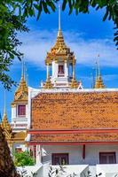 vista frontal de wat ratchanaddaram worawihan é um templo único, artístico e bonito. é um destino turístico famoso. localizado em bangkok, tailândia foto