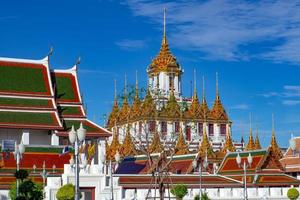 wat ratchanaddaram worawihan é um templo único na arquitetura tailandesa. é um destino turístico bonito e famoso localizado em bangkok, tailândia. foto