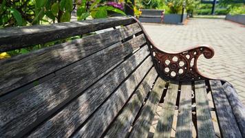 textura de uma cadeira velha no jardim foto