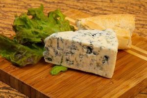 queijo azul com folhas de salada foto
