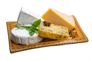 variedade de queijos variados no prato foto