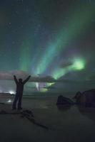 aurora boreal na praia de sandnes ii