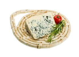 queijo azul a bordo isolado no fundo branco
