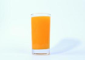 um copo de suco de laranja em vidro branco e isolado com sombra foto